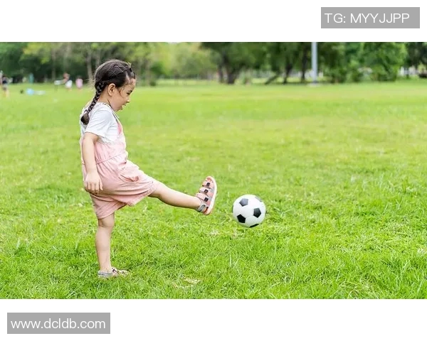 阳光下的足球明星女孩展现青春活力与梦想追逐的精彩瞬间 阳光下的足球明星女孩展现青春活力与梦想追逐的精彩瞬间