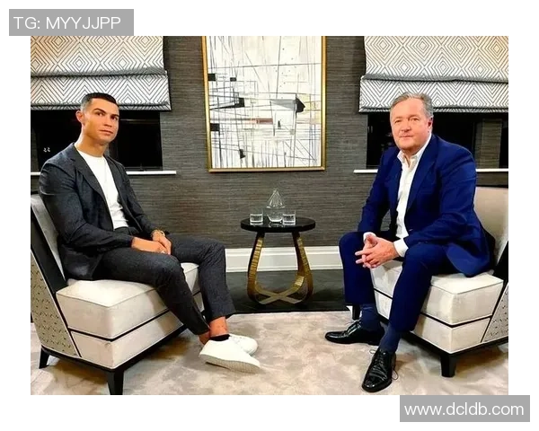 足球明星现场认错瞬间曝光引发热议粉丝反应各异